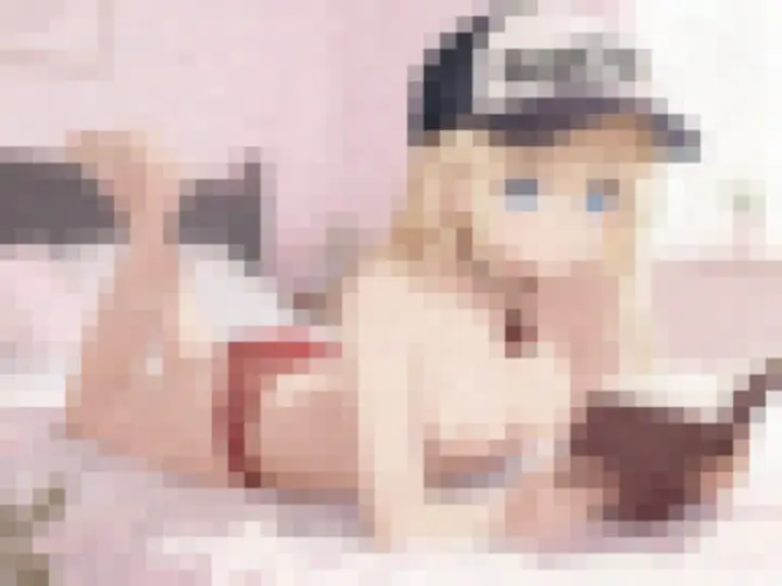 Пикси в кровати с книгой в красном белье 18+