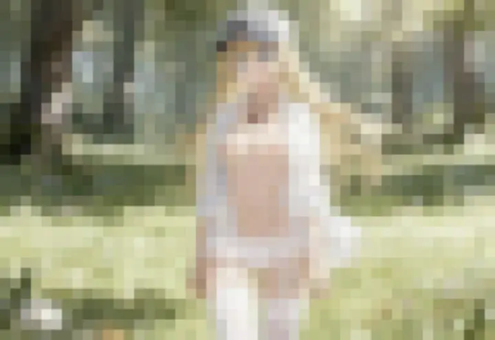 Пикси в белом белье на поляне 18+