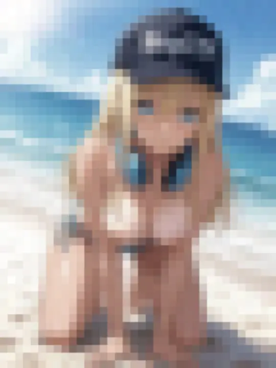 Пикси 18+ наклоняется у воды на солнечном пляже