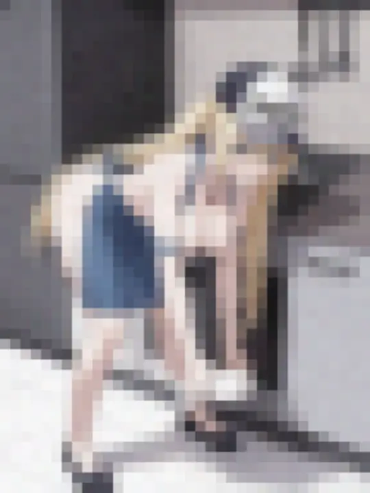 Пикси 18+ наклоняется у кухонных шкафов с пакетом молока